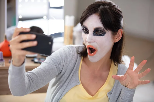 Pazza Donna Luminoso Halloween Make Prendendo Selfie — Foto Stock