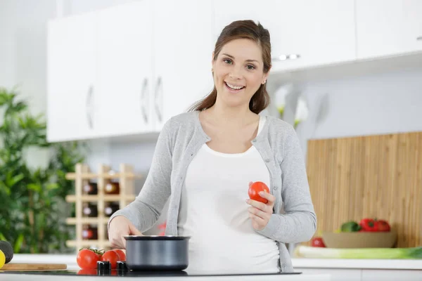 Kobieta Robi Sos Pomidorowy — Zdjęcie stockowe