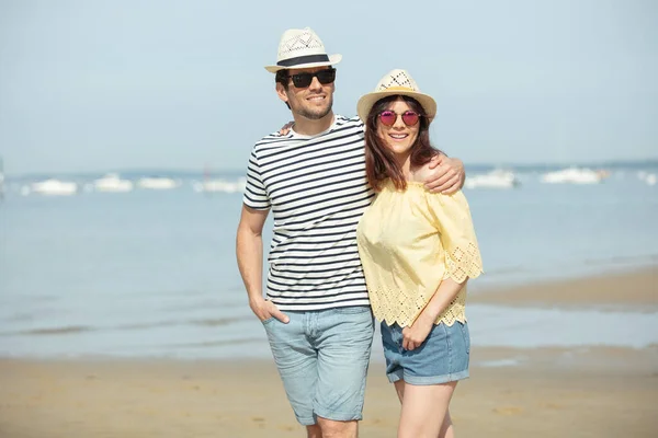 Счастливая Пара Гуляющая Пляжу Солнечный День — стоковое фото