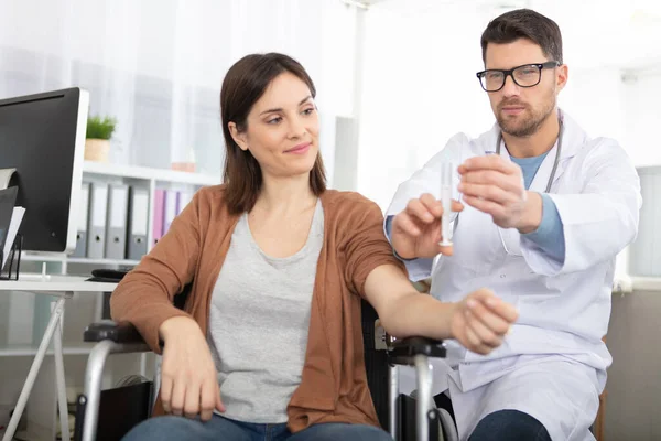 Disabled Woman Getting Vaccine Clinic — Stock Photo, Image