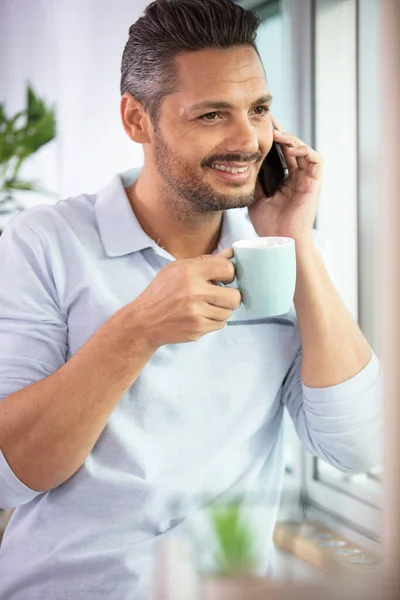 Leende Mogen Man Talar Mobiltelefon Håller Kaffekopp — Stockfoto