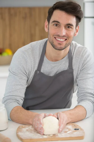 Homem Bonito Avental Sorrindo Para Câmera Enquanto Prepara Pastelaria — Fotografia de Stock