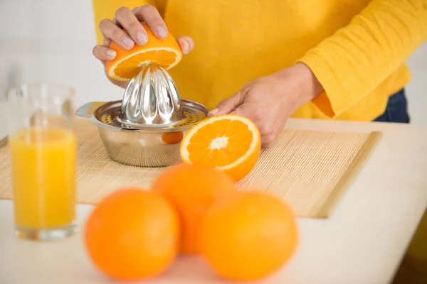 女性的手粉碎橙色在白色的背景 — 图库照片