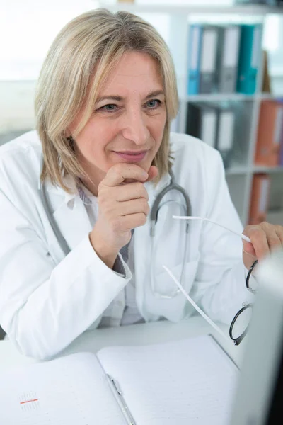 Leende Kvinnlig Läkare Läser Datorskärm — Stockfoto