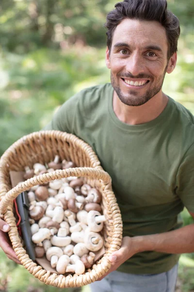 Homem Feliz Pegando Cogumelos Ceps — Fotografia de Stock