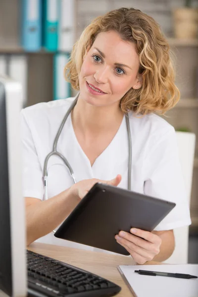 Kvinna Läkare Med Tablett Kontoret — Stockfoto