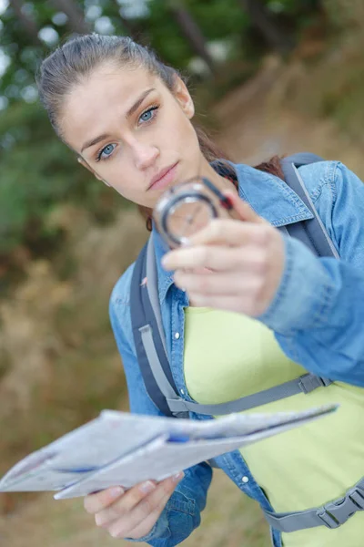 Kvinnliga Hiker Skärmning Hennes Ögon Medan Håller Kompassen Skogen — Stockfoto