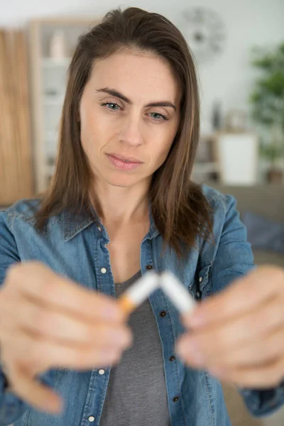 Beautiful Woman Breaks Cigarette — Stock Photo, Image