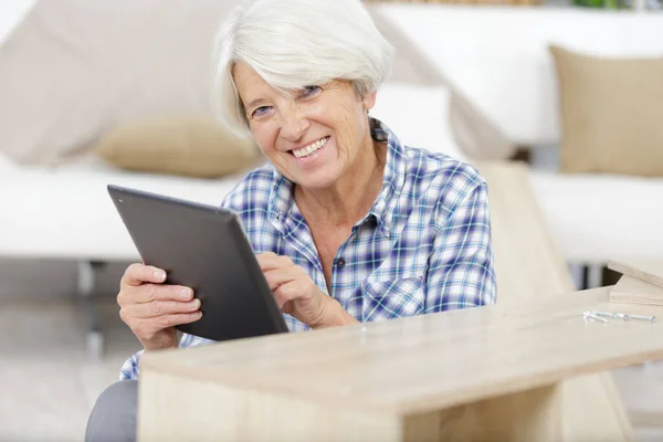 Senior Kobieta Rozmowy Wideo Komputera Typu Tablet Domu — Zdjęcie stockowe