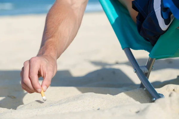 Sigaretta Mano Sulla Spiaggia — Foto Stock