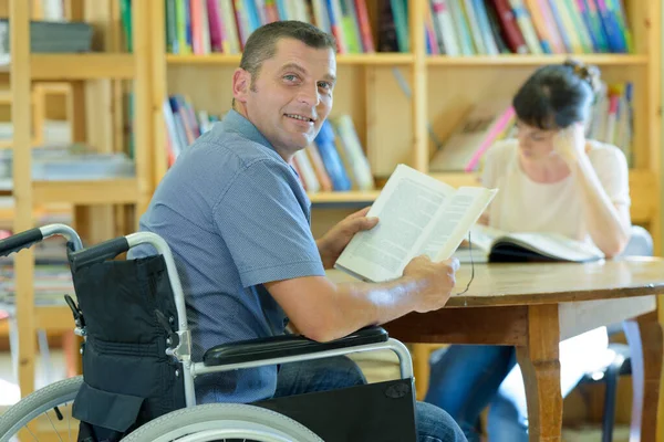 Mann Rollstuhl Blickt Kamera — Stockfoto
