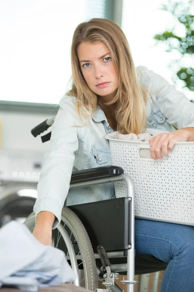 Behinderte Junge Frau Mit Wäschekorb Beworfen — Stockfoto