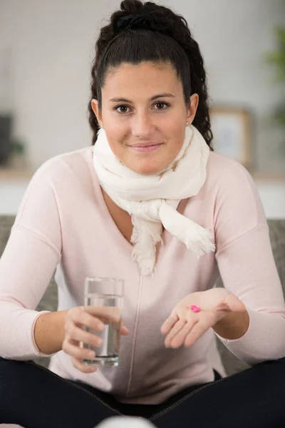 Gelukkig Glimlachende Vrouw Met Glas Water Pil — Stockfoto
