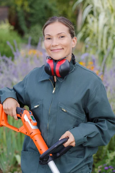 Szczęśliwy Kobieta Ogrodnictwo Podwórku — Zdjęcie stockowe