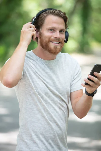 Fitness Man Standing Green Park Nature Using Mobile Phone — Stock Photo, Image
