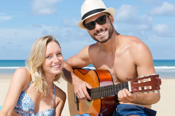 Casal Praia Homem Tocando Guitarra — Fotografia de Stock
