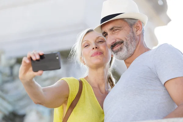 Olgun Bir Çift Akıllı Telefonuyla Dışarıda Selfie Çekiyor — Stok fotoğraf