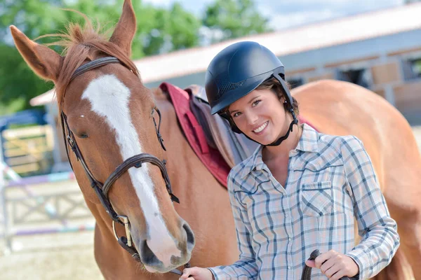 Ritratto Donna Che Indossa Cappello Equitazione Con Mano Cavallo — Foto Stock