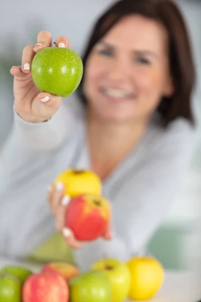 Usmívající Žena Zdravými Zuby Drží Jablka — Stock fotografie
