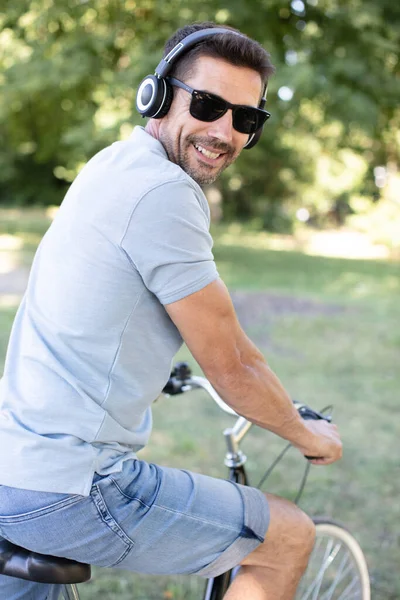 Чоловік Їде Чорно Білому Велосипеді — стокове фото