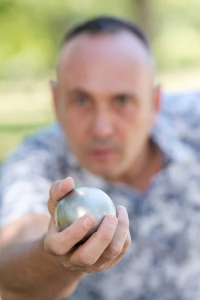 Человек Мячом Петанк Руке Принимающий Цель — стоковое фото