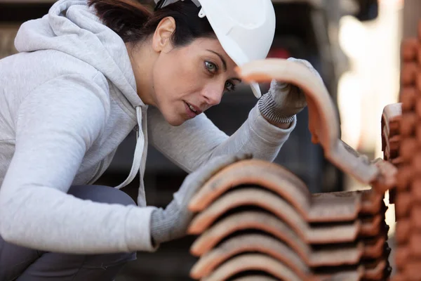 Женщина Каменщик Работающая Кирпичными Блоками — стоковое фото