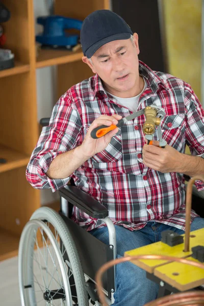 Портрет Сантехника Инвалидной Коляске — стоковое фото