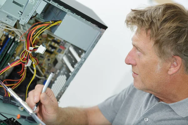 パソコンを修理する大人の男 — ストック写真