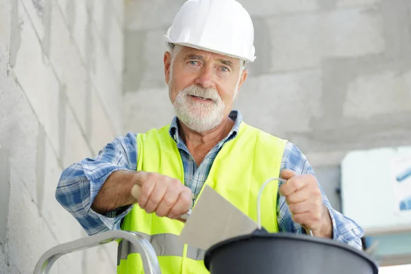 Constructor Senior Con Espátula —  Fotos de Stock