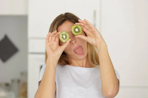 Mujer Haciendo Una Broma Con Kiwi Rodajas Los Ojos — Foto de Stock