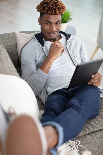 苦思冥想的男人在家用平板电脑进行视频交谈 — 图库照片
