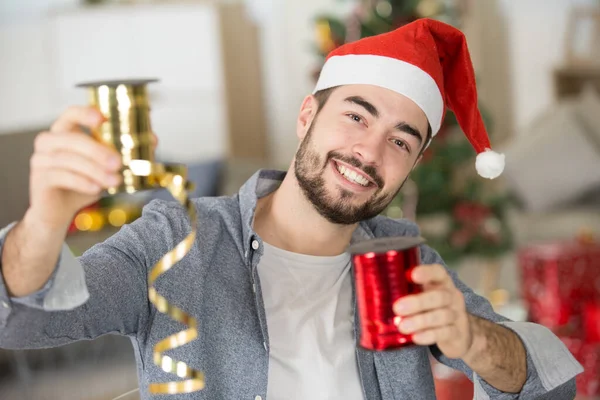 Homem Feliz Está Preparando Presente Natal — Fotografia de Stock