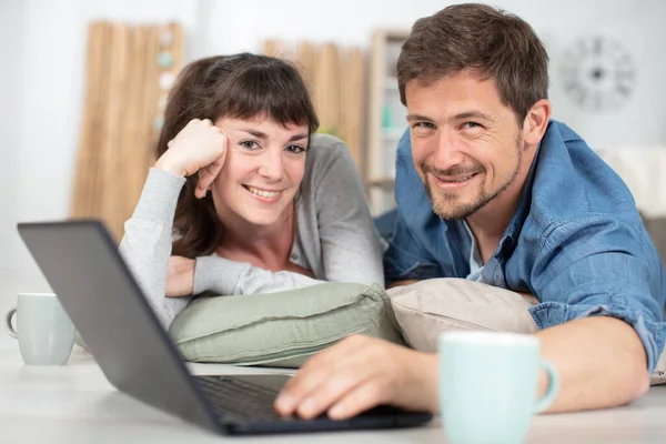 Casal Sorrindo Com Laptop Colocado Almofadas — Fotografia de Stock