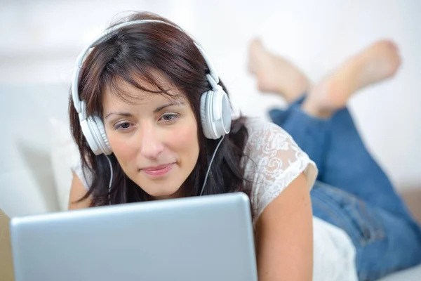 Uma Mulher Está Fazendo Streaming Online — Fotografia de Stock