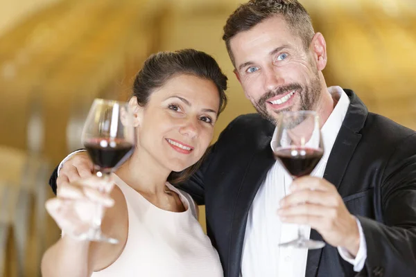 Şarap Kadehlerini Ileri Doğru Tutan Zarif Bir Çift — Stok fotoğraf