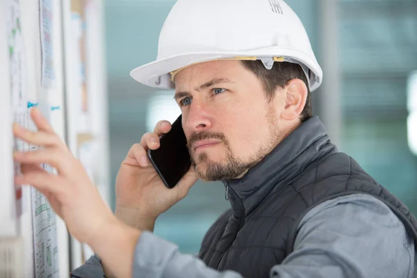 Retrato Jovem Construtor Masculino Telefone — Fotografia de Stock