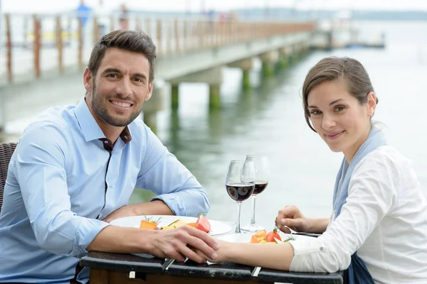 Glückliches Paar Mit Trauben Und Wein Strand — Stockfoto