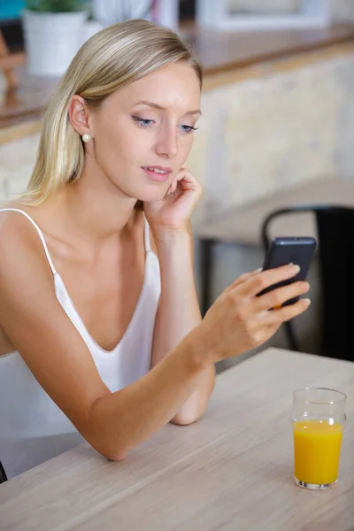 Mujer Con Teléfono Sentado Café —  Fotos de Stock