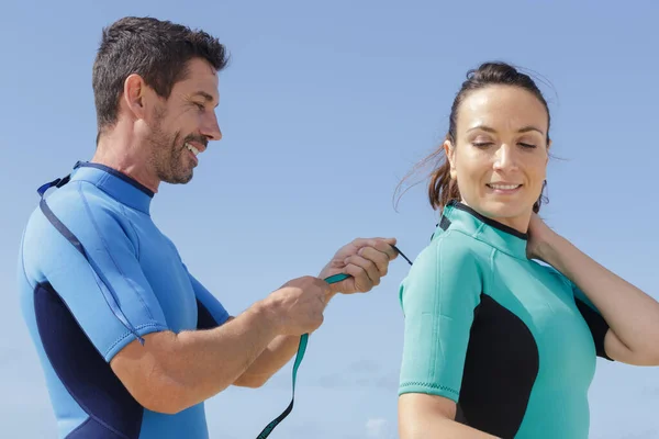 Surfing Woman Man Helping Her Wetsuit — Stock Photo, Image