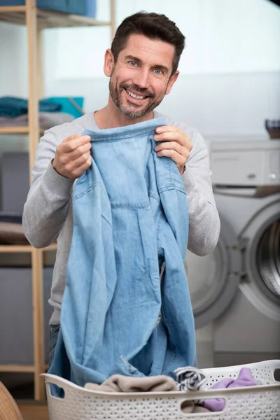 Mutlu Adam Evde Çamaşır Yıkıyor — Stok fotoğraf