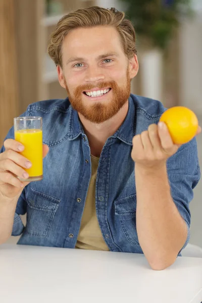Muž Pije Pomerančový Džus — Stock fotografie