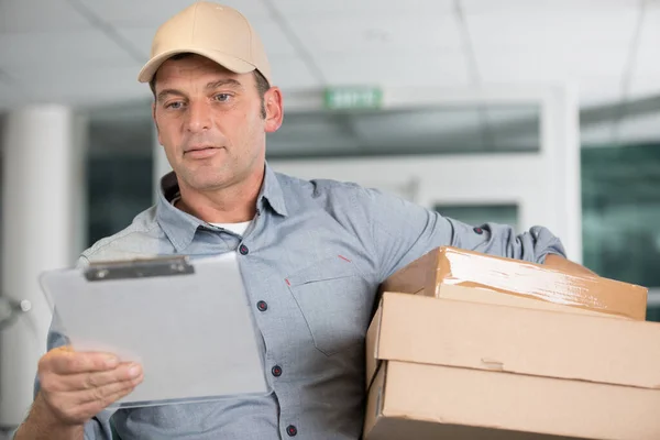 Delivery Man Med Box Och Urklipp Färg Bakgrund — Stockfoto