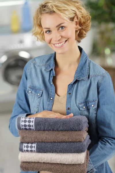 Frau Mit Einem Stapel Handtücher — Stockfoto