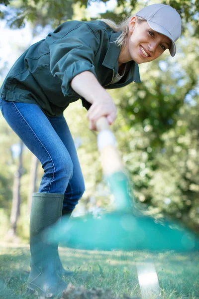Woman Raking Green Lawn Backyard Home Gardening — Stock Photo, Image