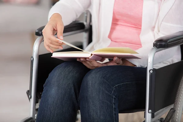 Mulher Com Deficiência Agradável Sittign Cadeira Rodas Casa — Fotografia de Stock