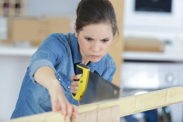 Woman Having Difficulty Use Saw — Stock Photo, Image