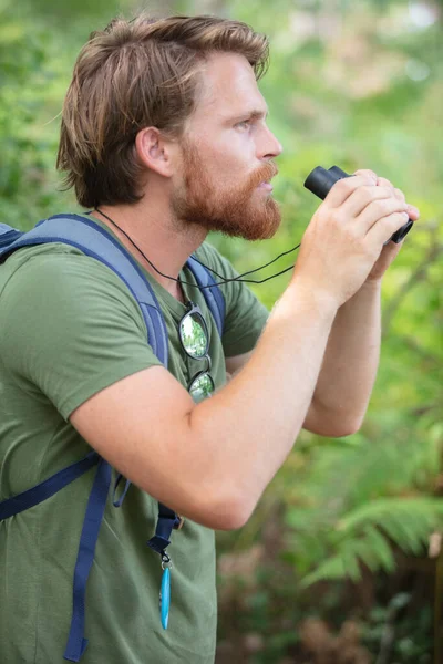 Guy Looking Binoculars Forest — Stock Photo, Image