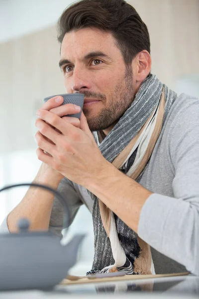 Przystojny Mężczyzna Zapach Jego Kawy Siedząc Swojej Kuchni — Zdjęcie stockowe