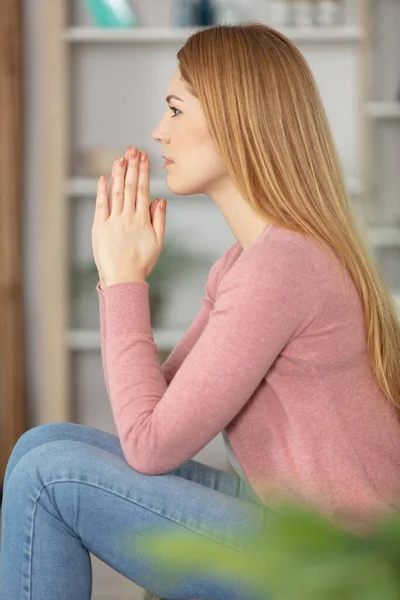 Сконцентрированная Женщина Молящаяся Дома — стоковое фото