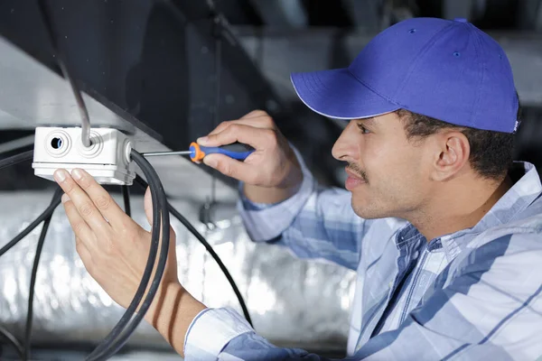 Close Electrician Screwing Cable Distribution Fusebox — Stock Photo, Image